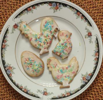 Frisches Selbstgebackenes Buttergebäck mit Zitronenglasur und Streusel (Hühner)