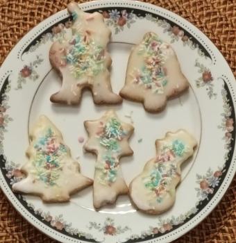 Frisches Selbstgebackenes Buttergebäck mit Zitronenglasur und Streusel (Weihnachten)