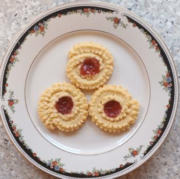 Spritzgebäck mit Erdbeergelee frisch und Handgemacht