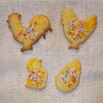 Frisches Selbstgebackenes Buttergebäck mit Streusel (Hühner)