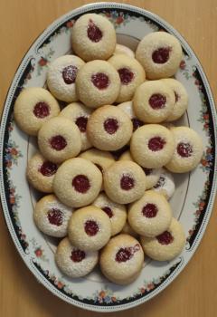 Frisch gebackene Engelsaugen mit Himbeergelee