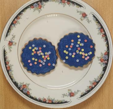 Buttergebäck Taler mit Zuckerguss blau und Konfetti Streusel 6cm