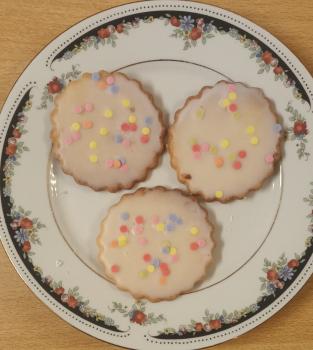 Buttergebäck Taler mit Zuckerguss weiß und Konfetti Streusel 6cm