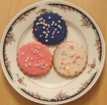 Buttergebäck Taler mit Zuckerguss gemischt und Konfetti Streusel
