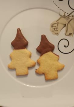 Frische Buttergebäck Tannenbäume 10x6 cm mit Schokoladen Spitze