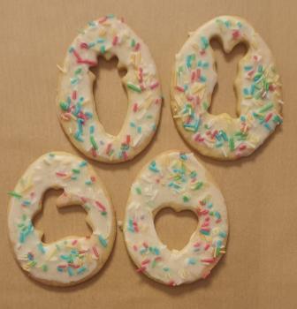 Frisches Selbstgebackenes Buttergebäck mit Zitronenglasur und Streusel (Ostern)