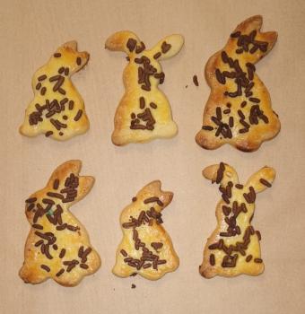 Frisches Selbstgebackenes Buttergebäck mit Schoko Streusel (Hasen)