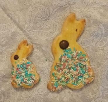 Frische Selbstgebackene Buttergebäck Hasen mit Bunten Streusel (Ostern)