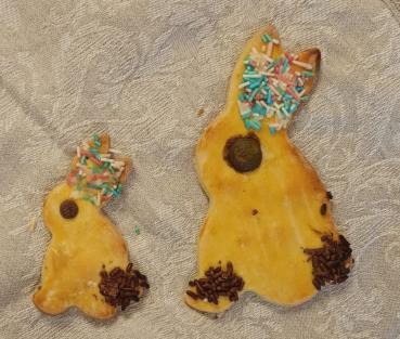 Frische Selbstgebackene Buttergebäck Hasen mit Schoko und Bunten Streusel (Ostern)