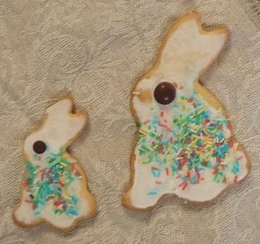 Frische Selbstgebackene Buttergebäck Hasen mit Zitronenglasur und Bunten Streusel (Ostern)