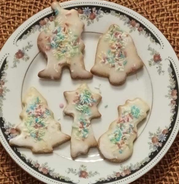 Frisches Selbstgebackenes Buttergebäck mit Zitronenglasur und Streusel (Weihnachten)