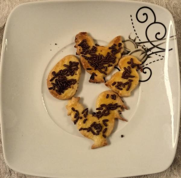 Frisches Selbstgebackenes Buttergebäck mit Schoko Streusel (Hühner)