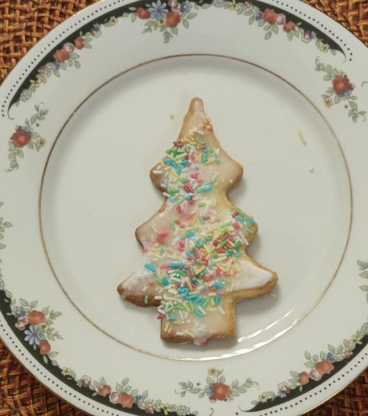 Frische Buttergebäck Tannenbäume 10x6 cm mit Zitronenglasur und bunten Streusel