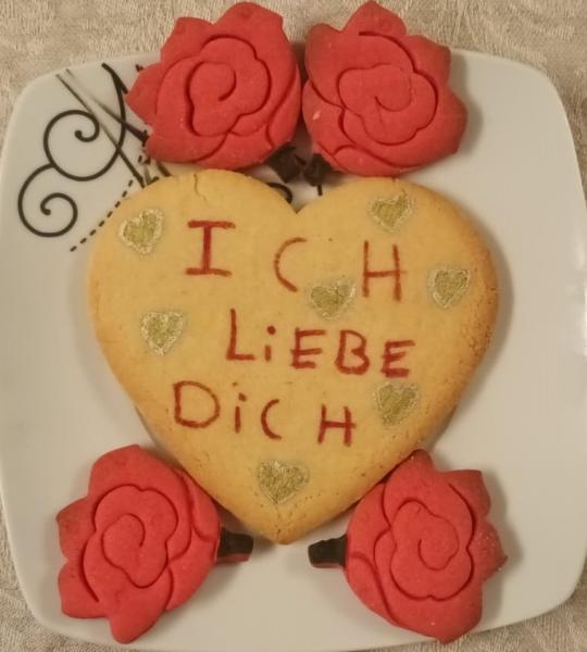 Buttergebäck Herz (Beschriftet) mit 4 Rosen zum Valentinstag