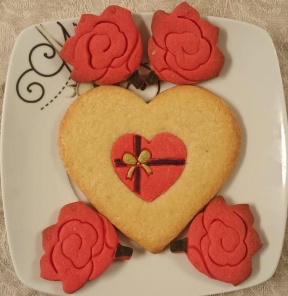 Buttergebäck Herz (Schleife) mit 4 Rosen zum Valentinstag
