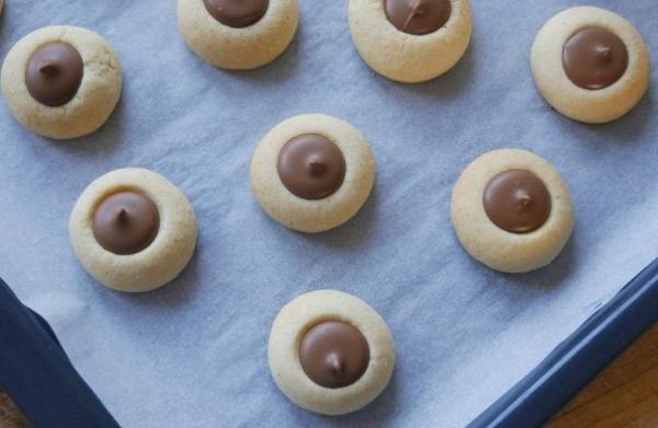 Frisch gebackene Engelsaugen mit Vollmilch Schoko Füllung