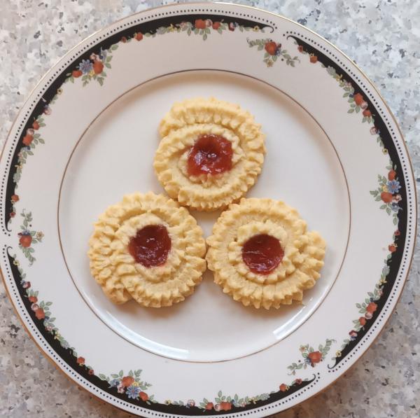 Spritzgebäck mit Erdbeergelee frisch und Handgemacht