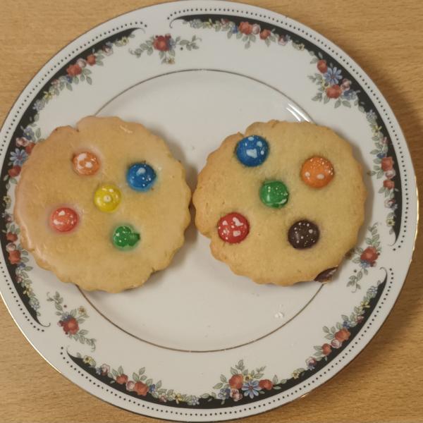 Spritzgebäck Taler mit Bunten Schokolinsen