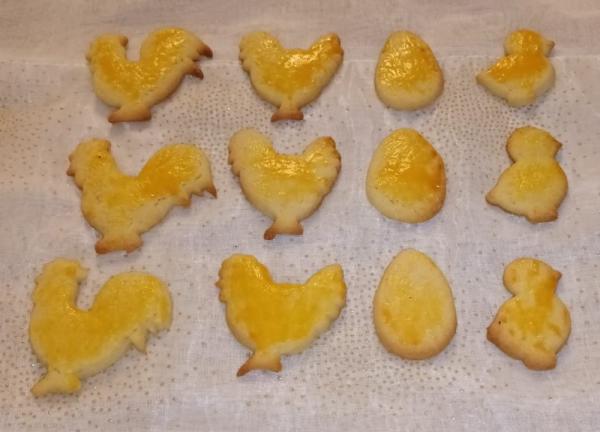 Frisches Selbstgebackenes Buttergebäck (Hühner)