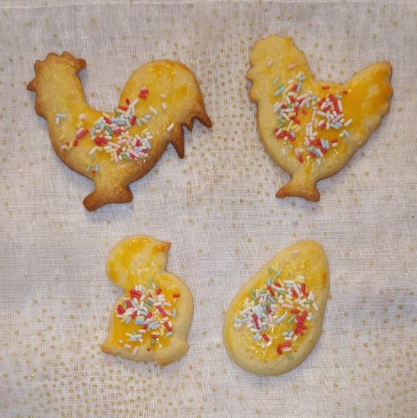Frisches Selbstgebackenes Buttergebäck mit Streusel (Hühner)