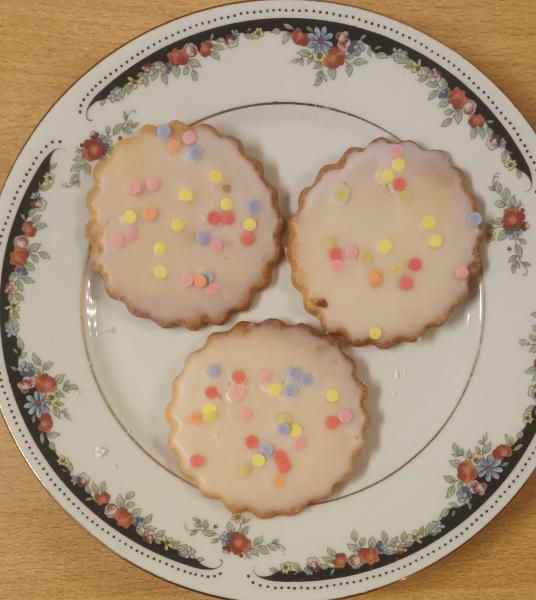 Buttergebäck Taler mit Zuckerguss weiß und Konfetti Streusel 6cm