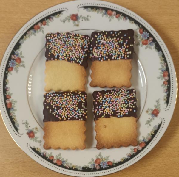 Frische selbstgemachte Butterkekse mit Schokolade und Streusel