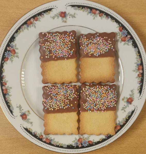 Frische selbstgemachte Butterkekse mit Schokolade und Streusel