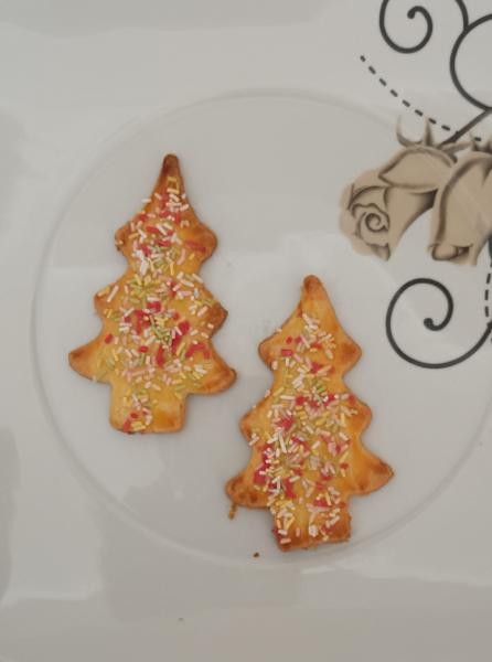 Frische Buttergebäck Tannenbäume 10x6 cm mit bunten Streusel