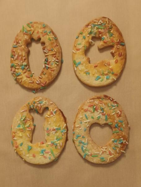 Frisches Selbstgebackenes Buttergebäck mit Streusel (Ostern)