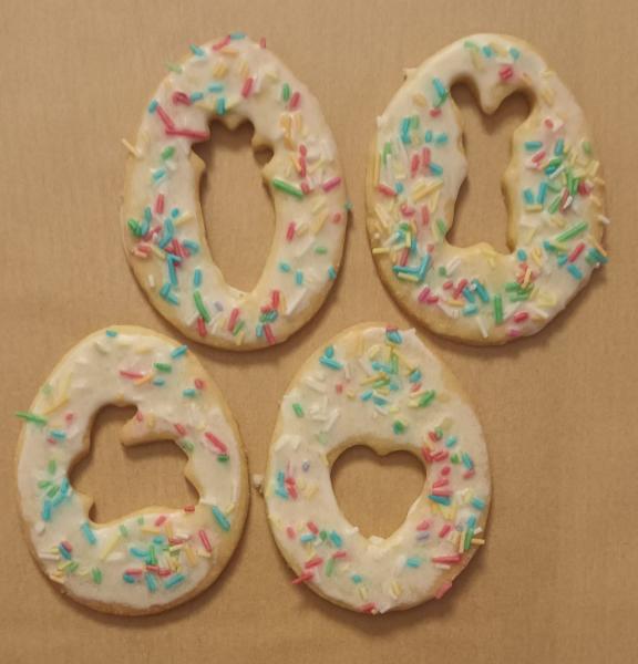 Frisches Selbstgebackenes Buttergebäck mit Zitronenglasur und Streusel (Ostern)