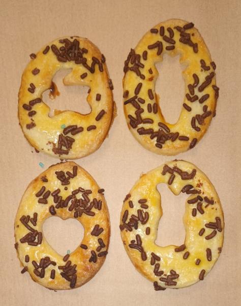 Frisches Selbstgebackenes Buttergebäck mit Schoko Streusel (Ostern)