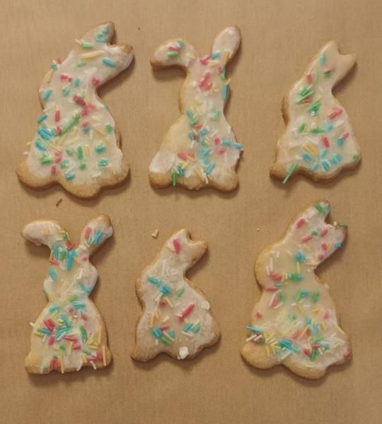 Frisches Selbstgebackenes Buttergebäck mit Zitronenglasur und Streusel (Hasen)