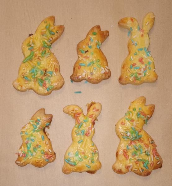 Frisches Selbstgebackenes Buttergebäck mit Streusel (Hasen)