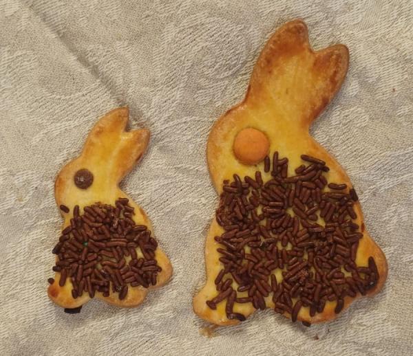 Frische Selbstgebackene Buttergebäck Hasen mit Schoko Streusel (Ostern)