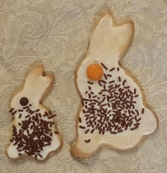 Frische Selbstgebackene Buttergebäck Hasen mit Zitronenglasur und Schoko Streusel (Ostern)
