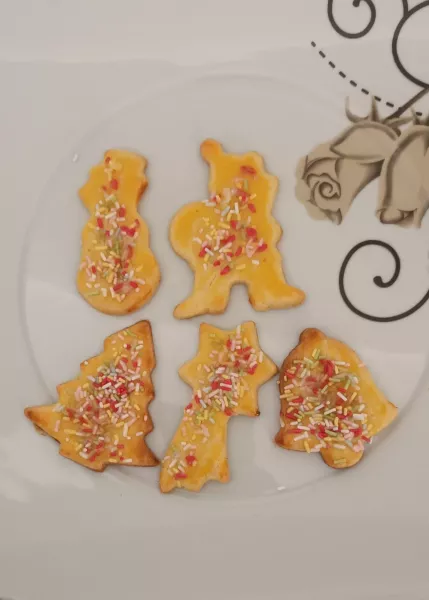 Frisches Selbstgebackenes Buttergebäck mit Streusel (Weihnachten)